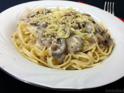 Mantar Soslu Yassı Spagetti Makarna