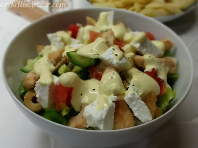 Soslu Tavuklu Salata