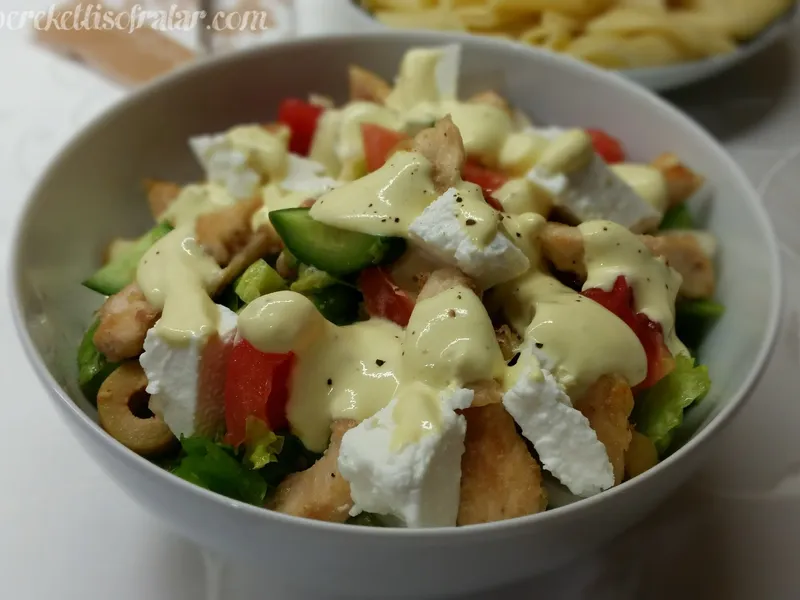 Soslu Tavuklu Salata